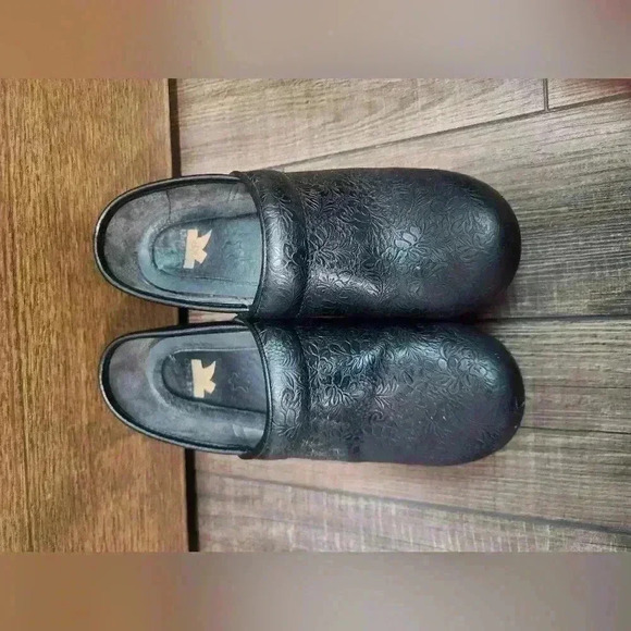 Dansko Professional Black Tooled Floral Clogs Size 38 - Picture 2 of 6